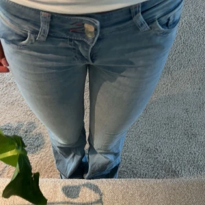 Jeans från Nelly - Säljer dessa lågmidjade Jeans från Nelly i stolek 32. Byxorna är endast använda fåtal gånger, dock har de lite slitningar nere på benen detta på båda benen. Köpte för 699 säljer 500!💞💞