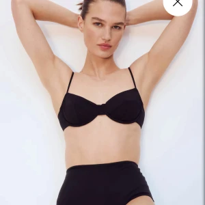 Svart bikiniöverdel  - Snygg svart bikini med bygel-bh och smala axelband. Oanvänd med prislapp kvar. 