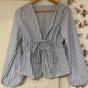 Randig blus - Säljer denna somriga helt nya blusen! 
