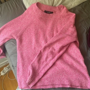Rosa stickad tröja från Vero Moda - Tänkte även sälja en likadan i grön om de är någon som är intresserad så skriv!! Supermysig rosa stickad tröja från Vero Moda med bred ribbad kant vid hals, ärmslut och nederkant. Perfekt för lager-på-lager och chill dagar. Långärmad och loose fit för en avslappnad vibe. Säljer då den aldrig kommer till användning den är i storlek s och i bra skick skriv om ni har några frågor eller något💞