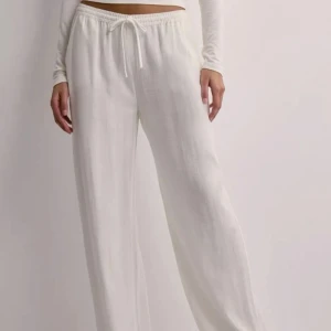 Linne byxor - Två par vita & svarta linne byxor ifrån Nelly, nästintill helt oanvända, dom vita är xs och dom svarta S.