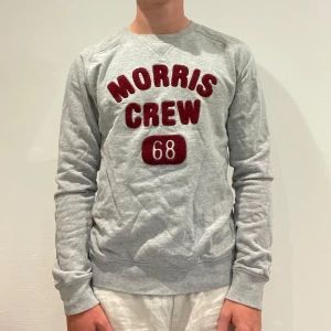 Grå Morris Tröja  - Grå Morris Tröja || Storlek XS || Mitt pris 249kr || Tröjan är i bra skick || Modellen på bilden är 170cm och väger 62kg || Tveka inte på att höra av dig vid frågor eller funderingar 