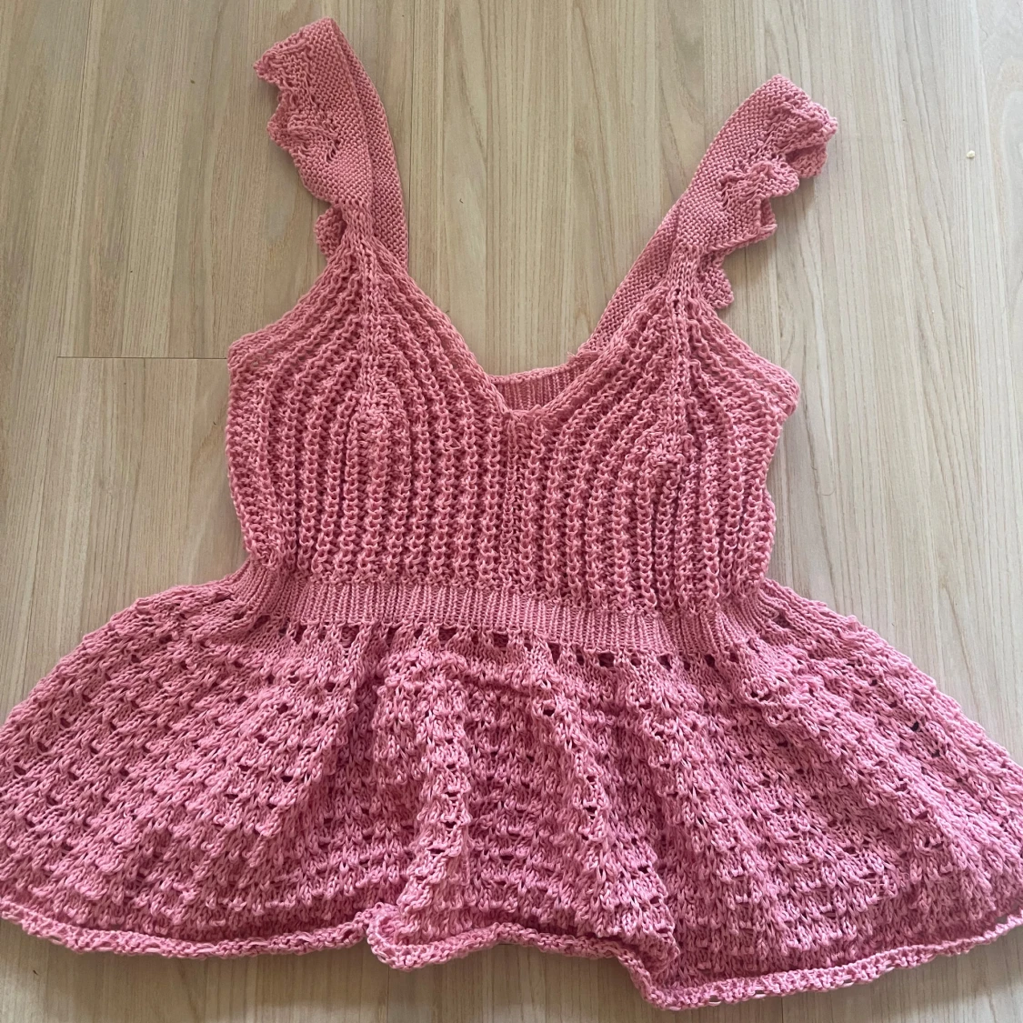 Rosa stickad linnetopp med volang - 1