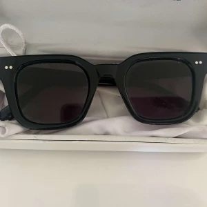 Chimi solglasögon  - Snygga svarta solglasögon från Chimi, knappt använda. Fodral ingår även!