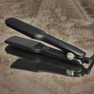 GHD Max Professional Styler plattång - GHD Max Professional Styler är en svart plattång med breda keramiska plattor, perfekt för att styla långt eller tjockt hår! Gör superfina lockar utan att bli korkskruvar, fint skick! Ord pris 2700, säljer för 1500
