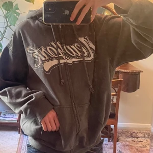 Baggy y2k hoodie  - Mysig grå hoodie i storlek XS, som sitter baggy. Insidan är mjuk och fleece-liknande. Passformen är loose och ärmarna är långa. Bara använd några gånger! 