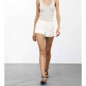 SÖKER ZARA SHORTS - Söker dessa shorts ifrån Zara (minishorts ZW collection) i storlek XS. Kontakta mig om du kan sälja 
