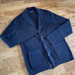 Dressman cardigan - Riktigt fet cardigan från dressman som är i mycket bra skick (8/10) som bara används fåtal gånger! Tveka inte med att ställa frågor!