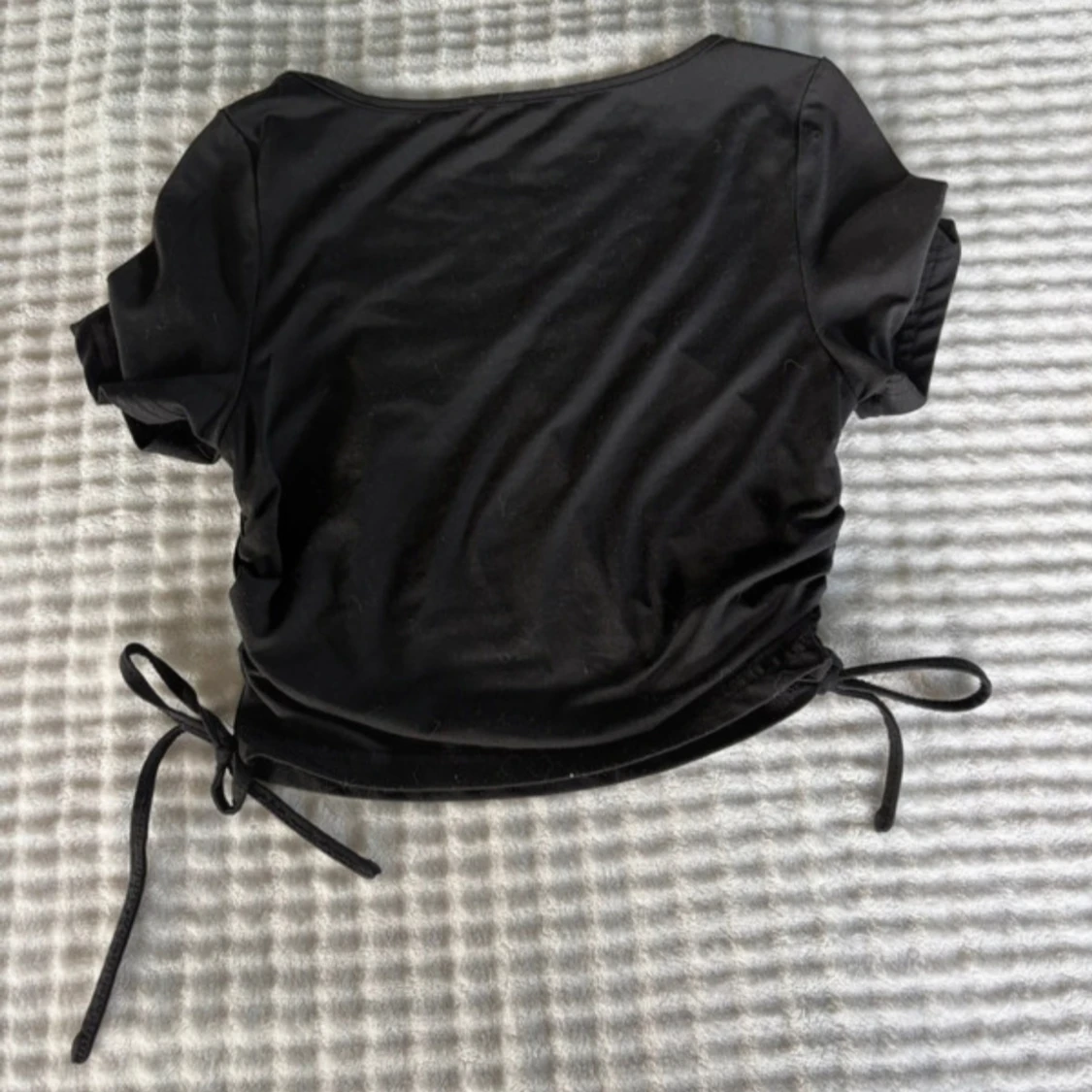 Svart croppad topp med knyt från SHEIN - 1