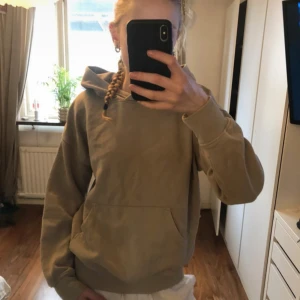 Beige hoodie med huva och ficka - En beige hoodie från Wai Wai 