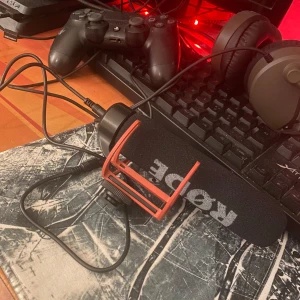 Mick - Bilderna visar en RØDE VideoMic GO-mikrofon, perfekt för dig som vill ta ditt content till nästa nivå – oavsett om du streamar, poddar eller gör videos. Enkel att använda och koppla in, med snygg design och bra ljudkvalitet. Passar både nybörjare och erfarna kreatörer.