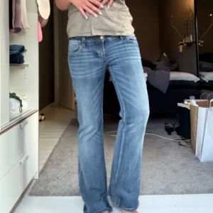 Blå bootcut jeans - Snygga blå bootcut jeans från Weekday, cheap monday. Lite använda men inga defekter!! Säljer då de inte kommer till användning 😊 Har markerat stoleken och mått på andra bilden  (midjemått är runt hela midjan, inte rakt över)