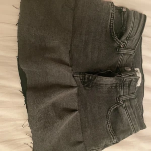 Jeanskjol  - Säljer den här egen sydda kjolen som är från Gina från början!! Den har ett litet hål och är i strlk 32!💕