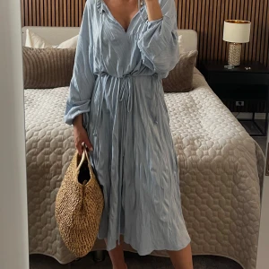 Ljusblå klänning  - Storlek S. Passar XS-M. Använd en gång. 