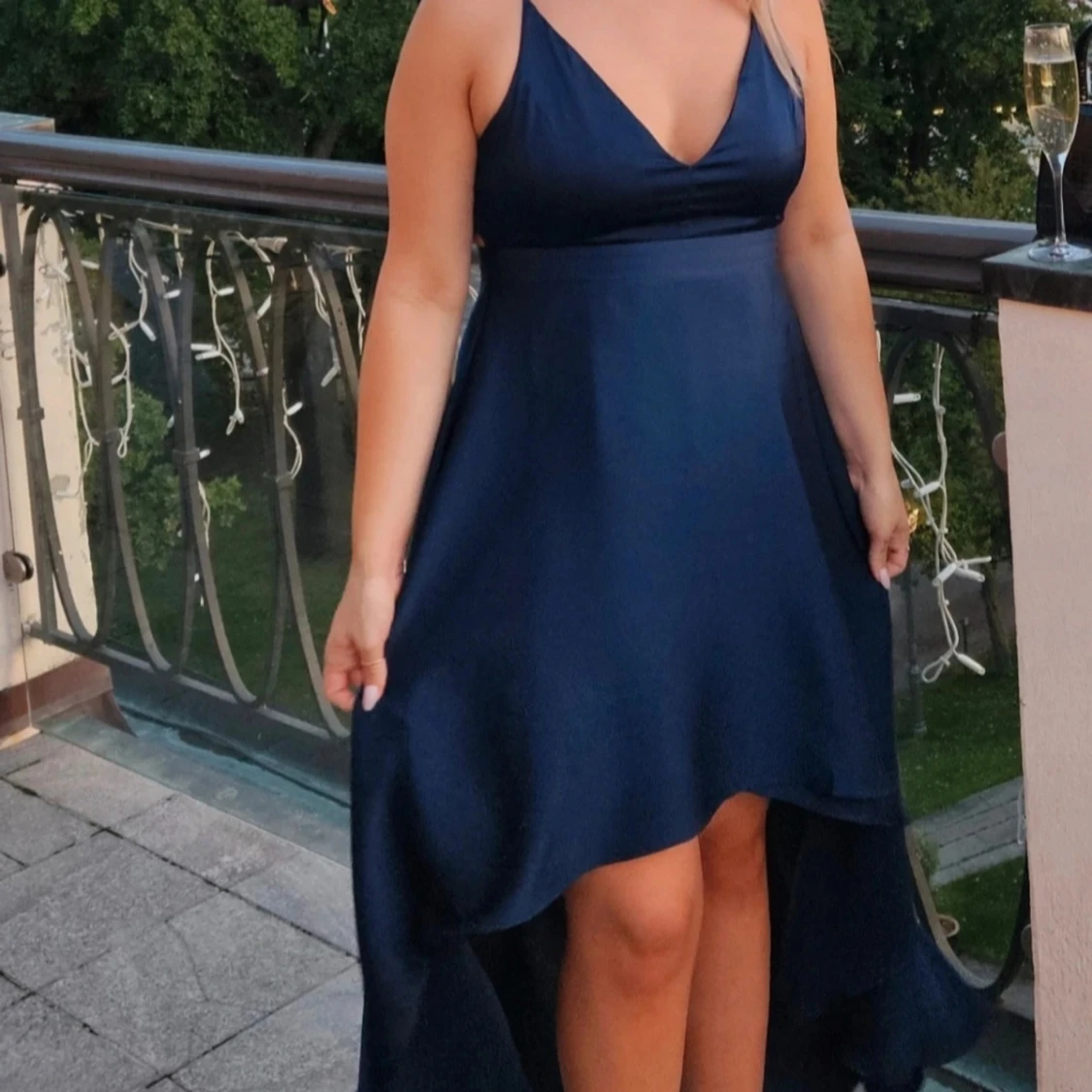 Elegant marinblå midiklänning i satin med snörning - 3