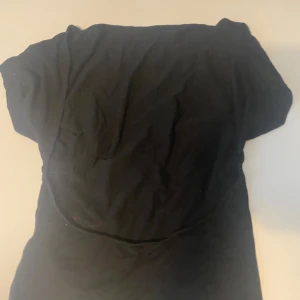 Skriv inan du beställer  - Fin skön topp med öppen rygg där back 