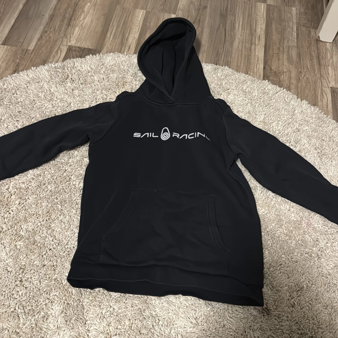 Svart Sail Racing hoodie med tryck