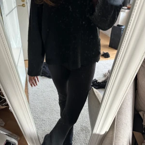 Raka tränings byxor  - Svarta raka träningsbyxor ifrån primark. Yoga pants liknande. Super sköna både att träna i och till vardags! Helt nya aldrig använda