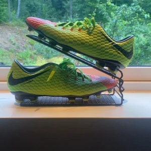 Nike Hypervenom fotbollsskor grön/orange - Säljer mina hypade Nike Hypervenom fotbollsskor som är använda 2 gånger, mitt pris: 900, Nypris: 1500, denna modellen finns inte längre (limiterade)