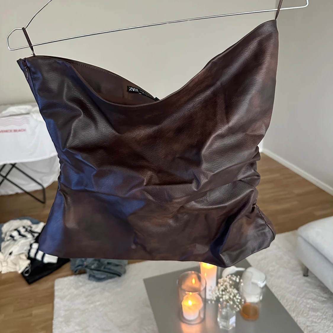 Brun tubtopp i skinnimitation från Zara