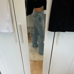 Ljusblå raka jeans, weekday  - Säljer ett par ljusblå weekday jeans, i modellen arrow low waist. Strlk 29/32. Jeansen har låg midja. Köpta för 590, säljer för 259+frakt.