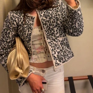 Leopardmönstrad jacka  - Säljer denna supersnygga jackan från HM då den är lite för liten för mig. Jättefint skick. 