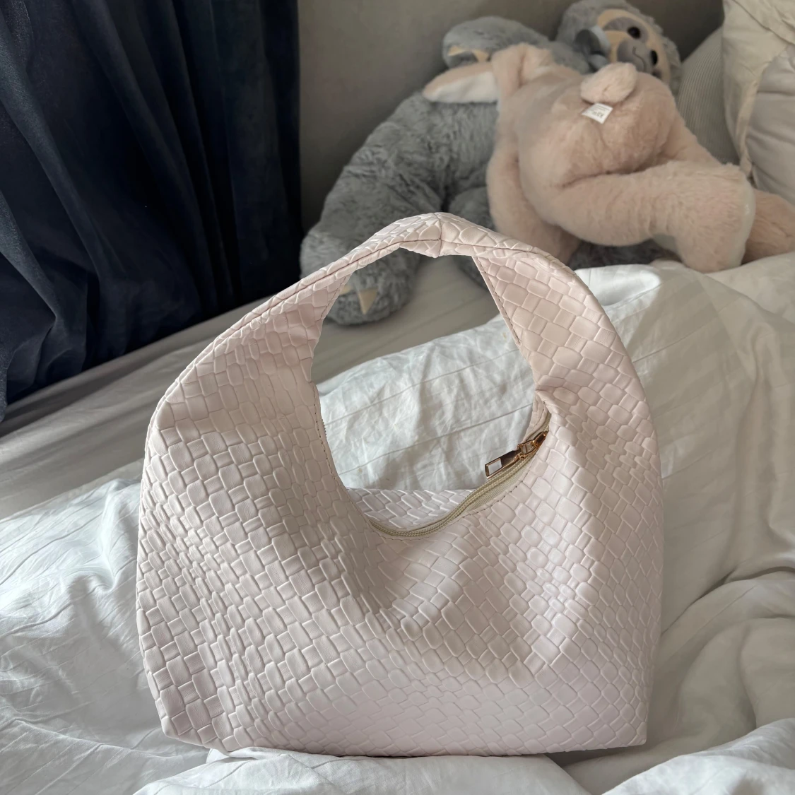 Ljusbeige axelväska med struktur