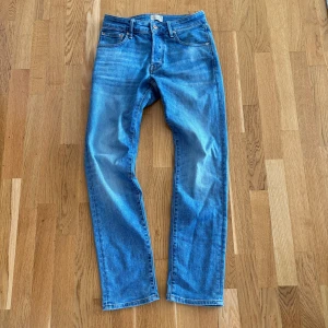 Jack&jones jeans - Säljer mina blåa jack&jones jeans. Modellen heter slim straight tim. Storlek 28/32. Mycket bra skick. Hör av dig vid frågor eller funderingar.