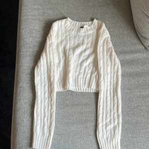 Stickad tröja från H&M - Tunn och mjuk stickad tröja från H&M. Lite åt det kortare hållet och har en lite tightare passform än andra tröjor. Perfekt att ha för att dra på sig något när man vill gosa ner sig i en filt och kolla film men också om man ska iväg med en kompis på en fika.