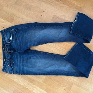 LTB valerie jeans - Snygga bootcut och lowrise jeans från ltb i valerie modellen i en fin lite mörkare denimfärg och några små slitningar som detaljer, knappt använda, skriv vid frågor 💘