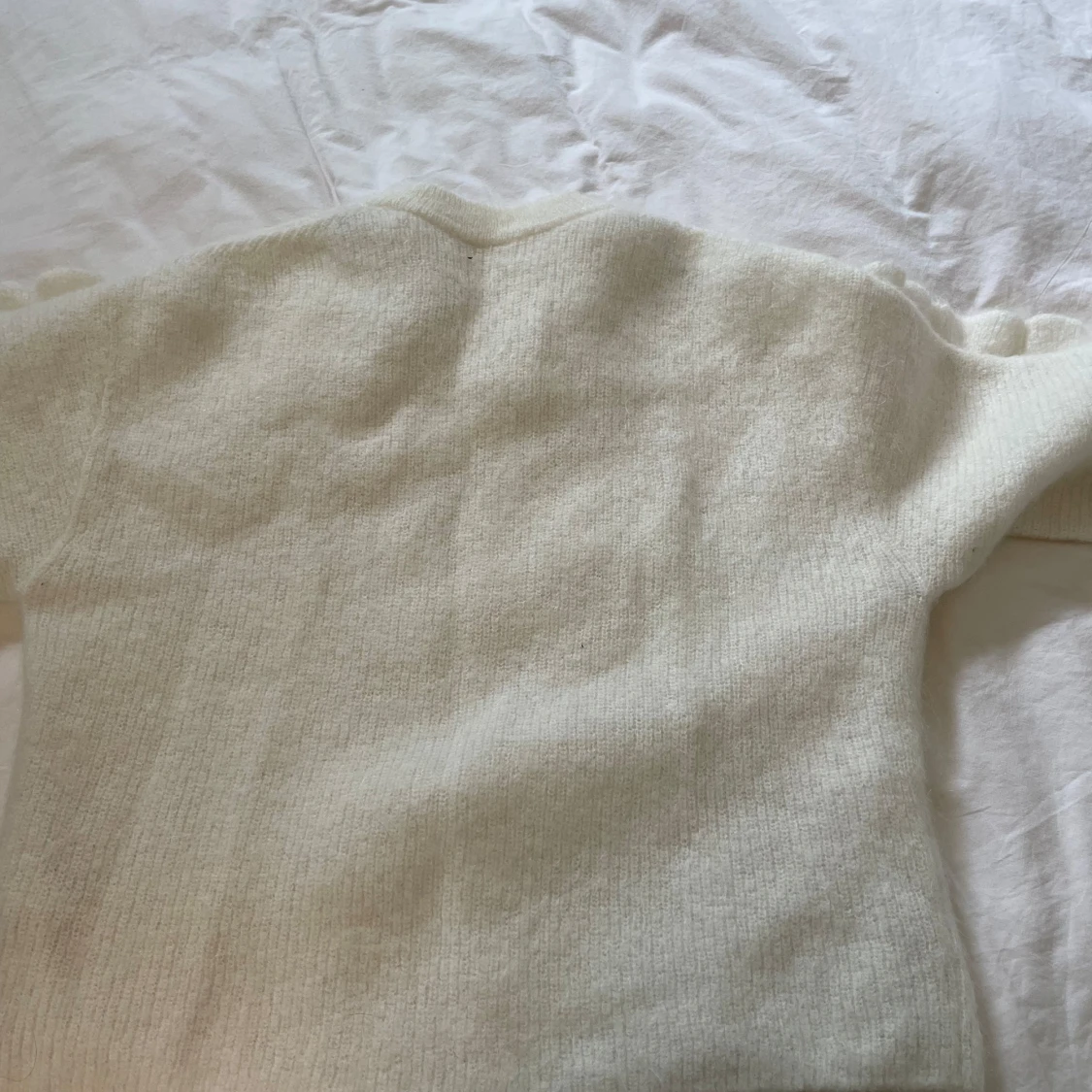 Vit fluffig stickad tröja XS med volang - 1