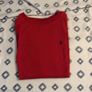 Röd t-shirt från Ralph Lauren - Röd t-shirt från Ralph Lauren i storlek S och xs men skulle rekommendera S bättre 