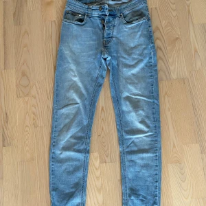 Ljusblå jeans från The Blue Uniform - Säljer dessa jeans i bra skick.  Litet slitage vid vänster bakficka.