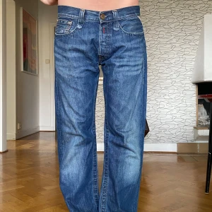Blåa baggy replay jeans - Baggy replay jeans, W31, L32, jätte bra skick, sitter baggy och low waist på mig, passar både på män och kvinnor