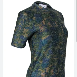 Glittrig topp Ganni - Cool glittrig topp från Ganni med camouflage-mönster i grönt, blått och guld. T-shirtdesign med korta ärmar och högre hals. Supersnygg!