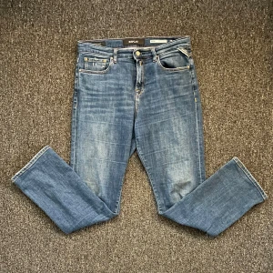 Replay Rayah blå bootcut jeans - Snygga blå jeans från Replay, n, dragkedja och knapp framtill samt Replay-detalj vid fickan. Materialet är jeans i bomull med lätt tvättad look. Skit snygga men växt ur de.