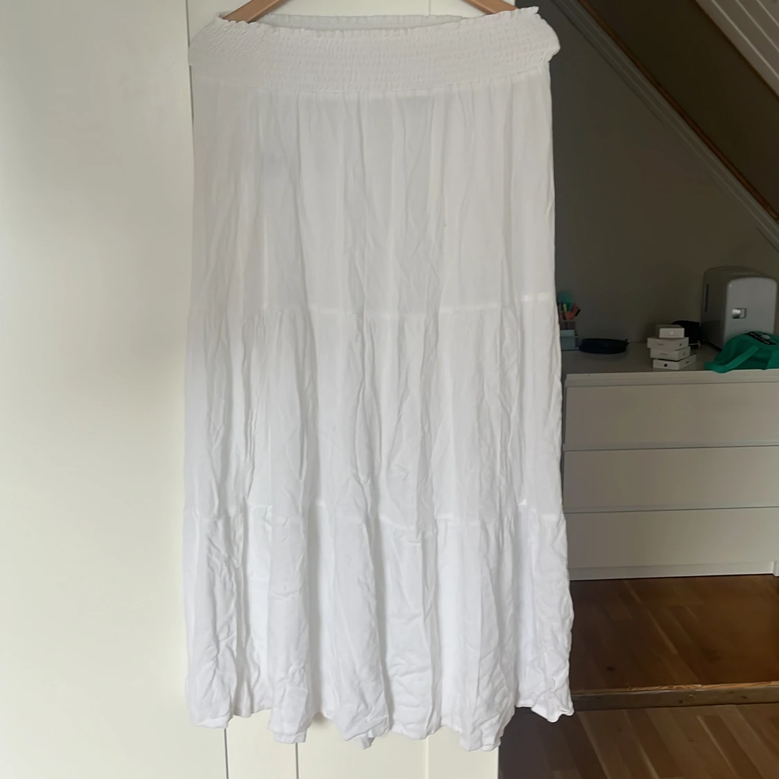 Vit långkjol från 157, storlek M