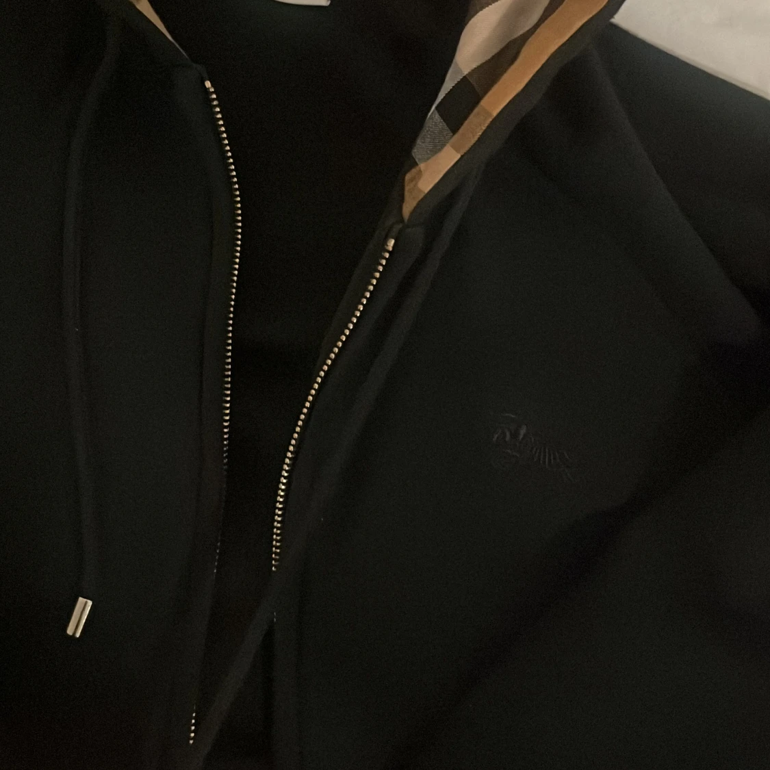 Svart Burberry hoodiejacka med rutig huva - 2