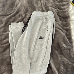 Nike Tech  - Hej säljer ett par Nike tech byxor. Har även tröjan uppe ifall ni är intresserade.