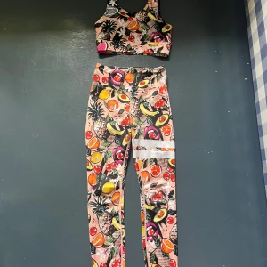 Träningssett från Stronger XS - Säljer ett träningssett med en sporttopp och ett par high waist leggings från Stronger i storlek XS. Sporttoppen är helt ny och byxorna har bara används några få gånger.