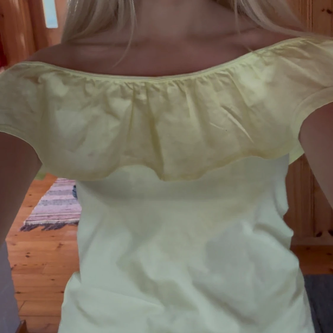 Ljusgul offshoulder volangtopp - 1