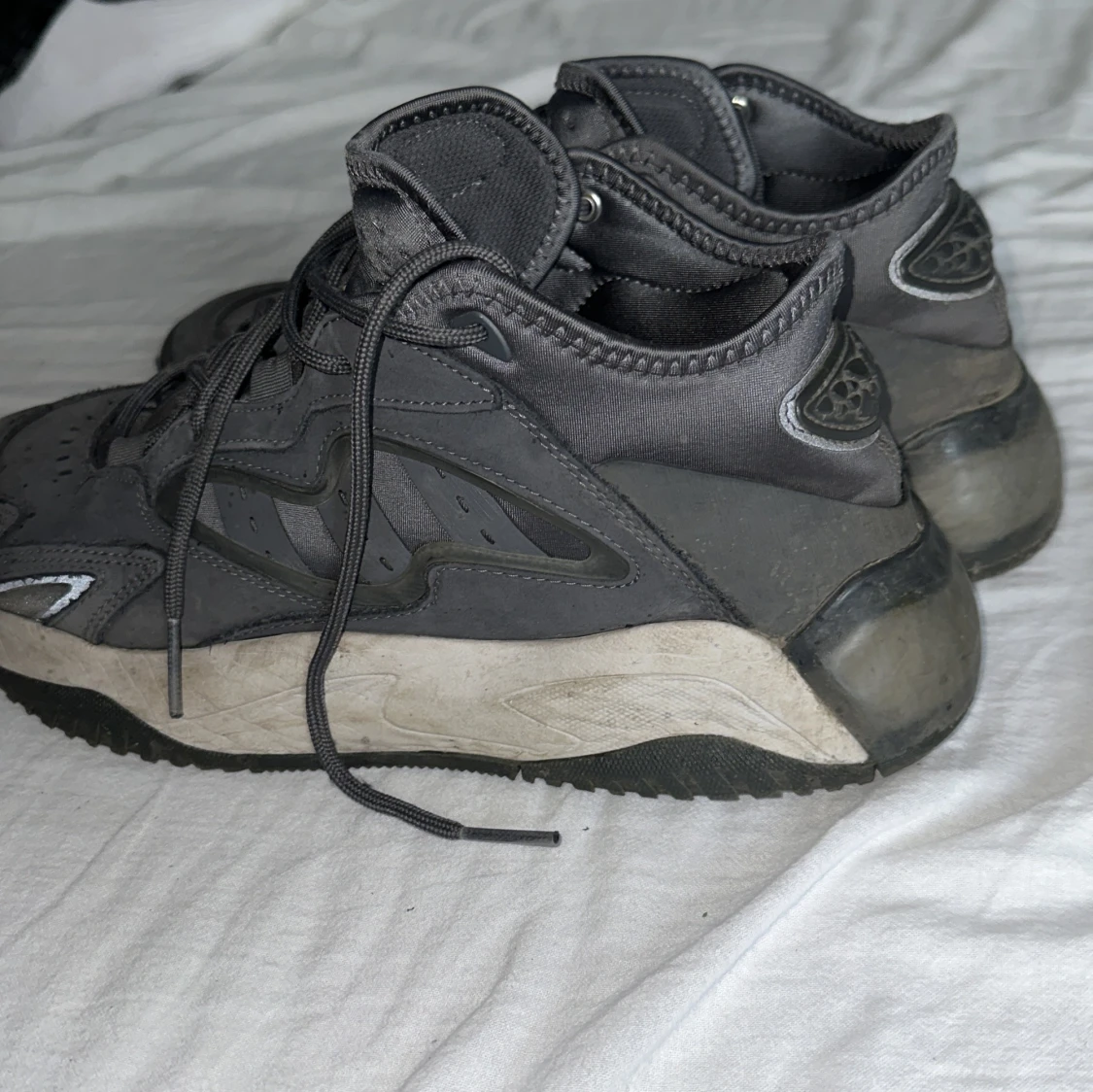 Grå adidas sneakers med snörning - 1