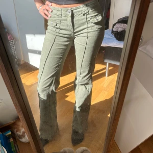 Olivgröna bootcut-byxor H&M Divided - Snygga olivgröna bootcut-byxor från H&M Divided i storlek 34. Jeansen är i lite mer stretchigt matrial och är mid-waist