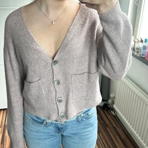 Ljusrosa ribbad kofta med knappar - Så mysig!!