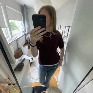 stickad t shirt - vinröd stickad t shirt från Gina Tricot. Är i storlek 164/xs. Säljer för att den är för liten och knappt använd. Skriv för fler frågor.