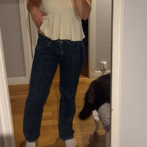 Low straight jeans - Mörkblå low straight jeans från Gina tricot!💙använda fåtal gånger säljer då de tycker blivit för små! 