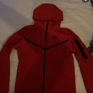 Nike tech fleece - Säljer tröjan då jag inte använder den längre bra sick på tröjan och de storlek xs på tröjan men dom som har S kan de passa
