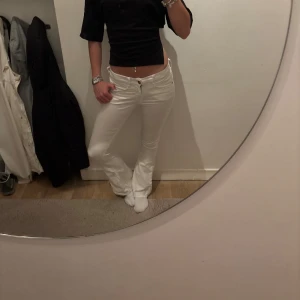 Vita bootcut jeans med låg midja - Perfekta jeans för sommar eller höst med en färgglad topp till! 