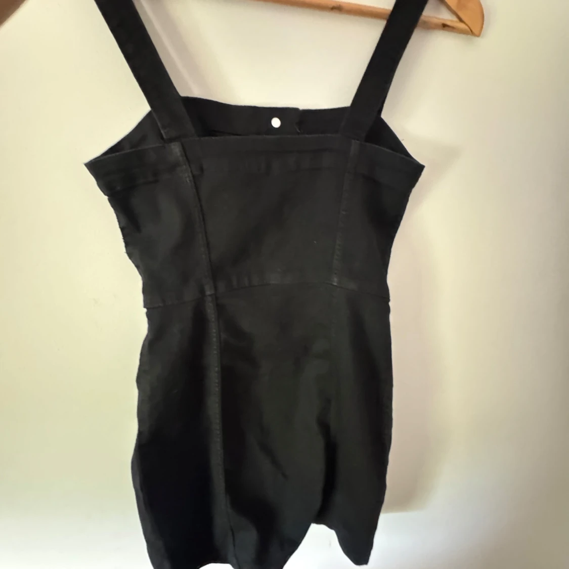 Svart kort klänning med knappar - 1