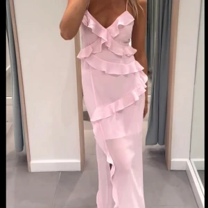 Volang klänning - Helt oanvänd klänning från vero Moda som tyvärr inte passar mig. 